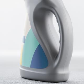 Producto de limpieza para pisos presentado en botella ergonómica
